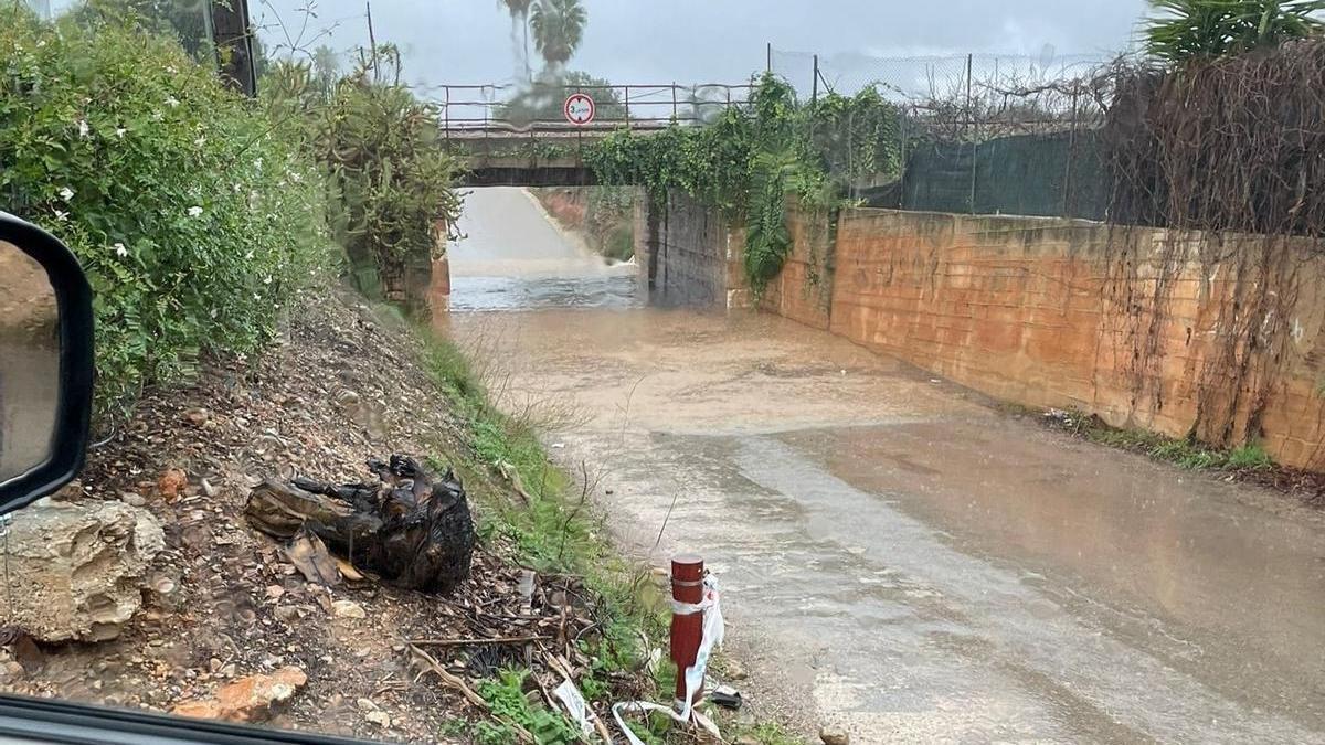 Un paso bajo nivel cortado en Benicarló, este sábado, debido a una inundación.