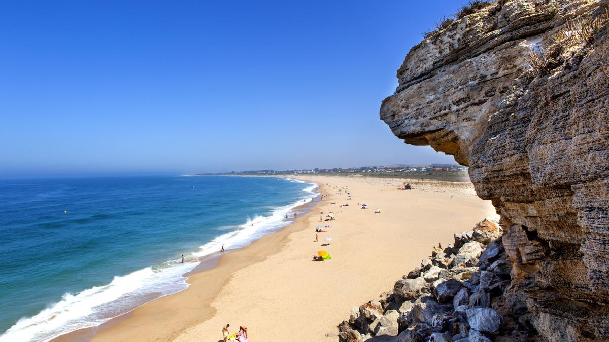 Las playas de Andalucía sorprenden por la variedad de sus paisajes y constituyen un patrimonio natural con personalidad propia.