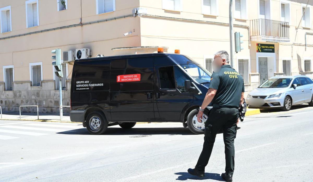 Investigación abierta en el cuartel de Dolores tras hallarse los cuerpos de un guardia civil, su mujer y su hijo
