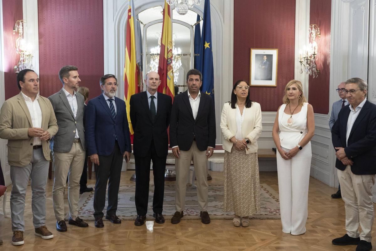 Toma de posesión de Eduardo Beut (cuarto por la izquierda) como director de la Agència Valenciana Antifrau en las Corts, el 23 de julio de 2024.