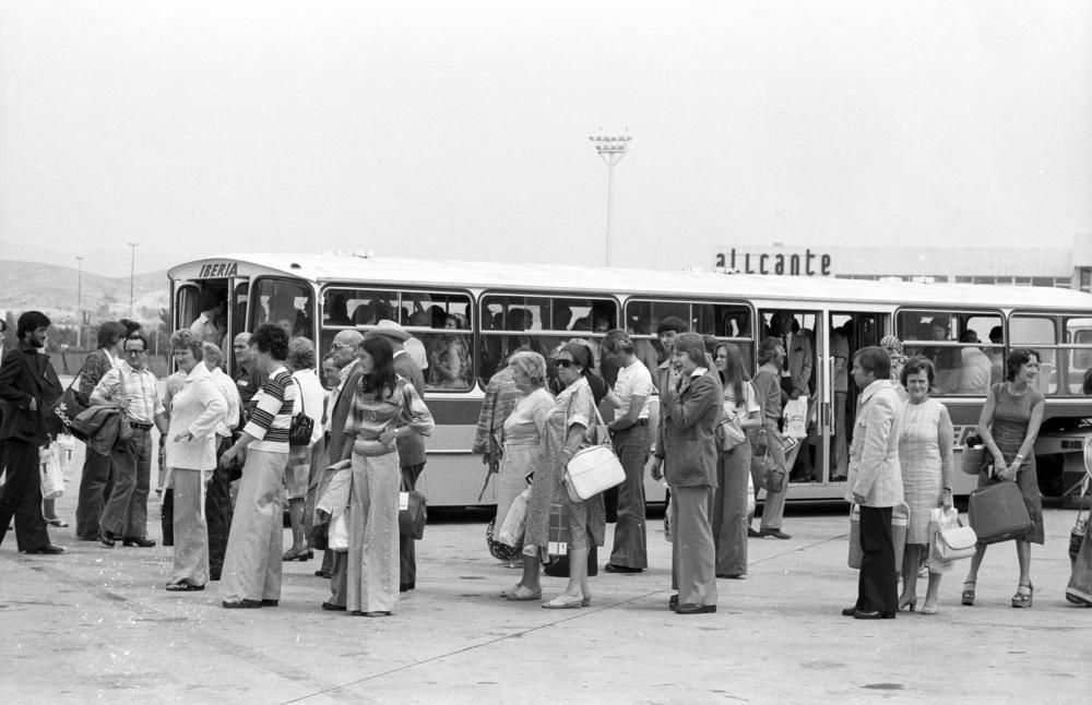 Turistas llegan en los 70 al aeropuerto de Alicante-Elche