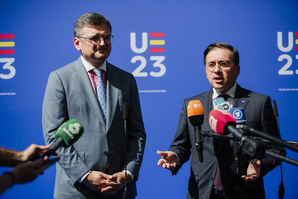 Jose Manuel Albares, Ministro de Asuntos Exteriores, Unión Europea y Cooperación y Dimitro Kuleba, Ministro de asuntos exteriores de Ucrania.