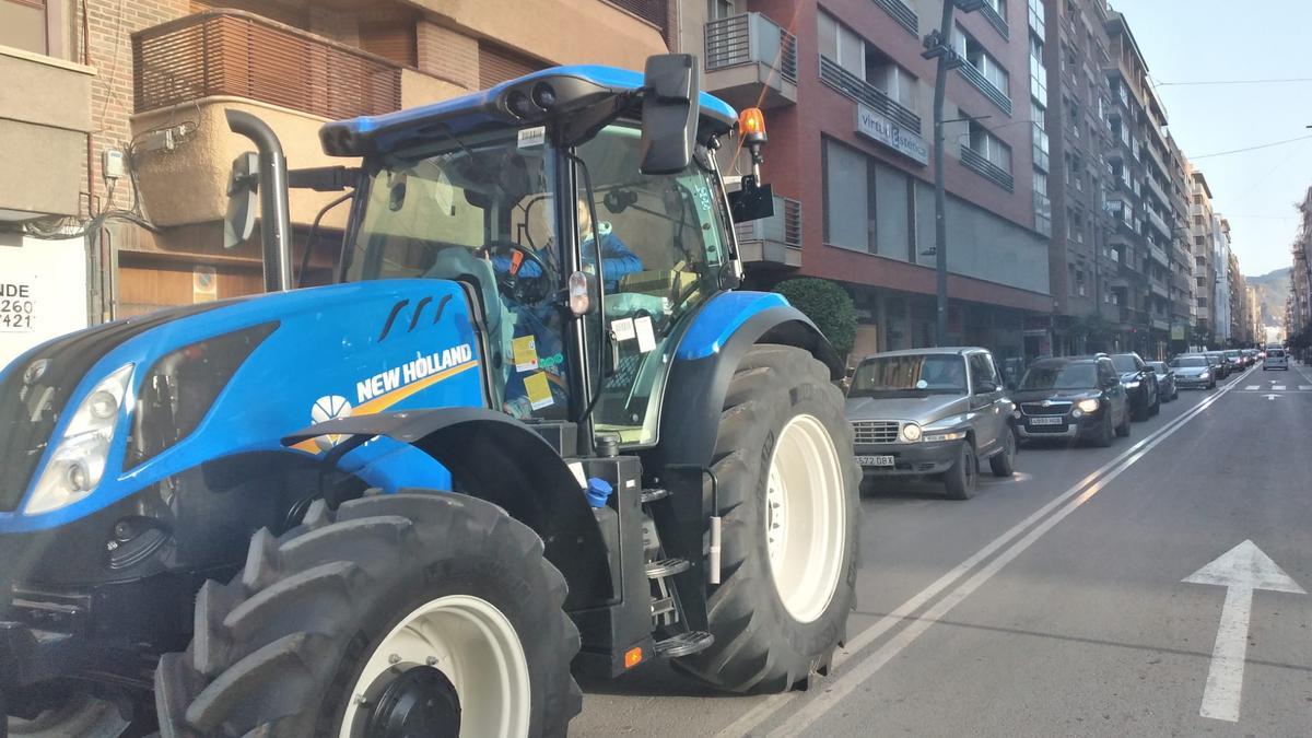 Decenas de ganaderos colapsan la arteria principal de la ciudad camino del Pleno que hoy debate sobre las distancias con los cebaderos