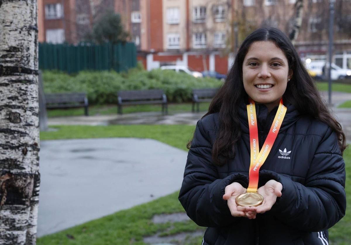 Isabel Barreiro, ayer, con  su medalla en Gijón. | ÁNGEL GONZÁLEZ