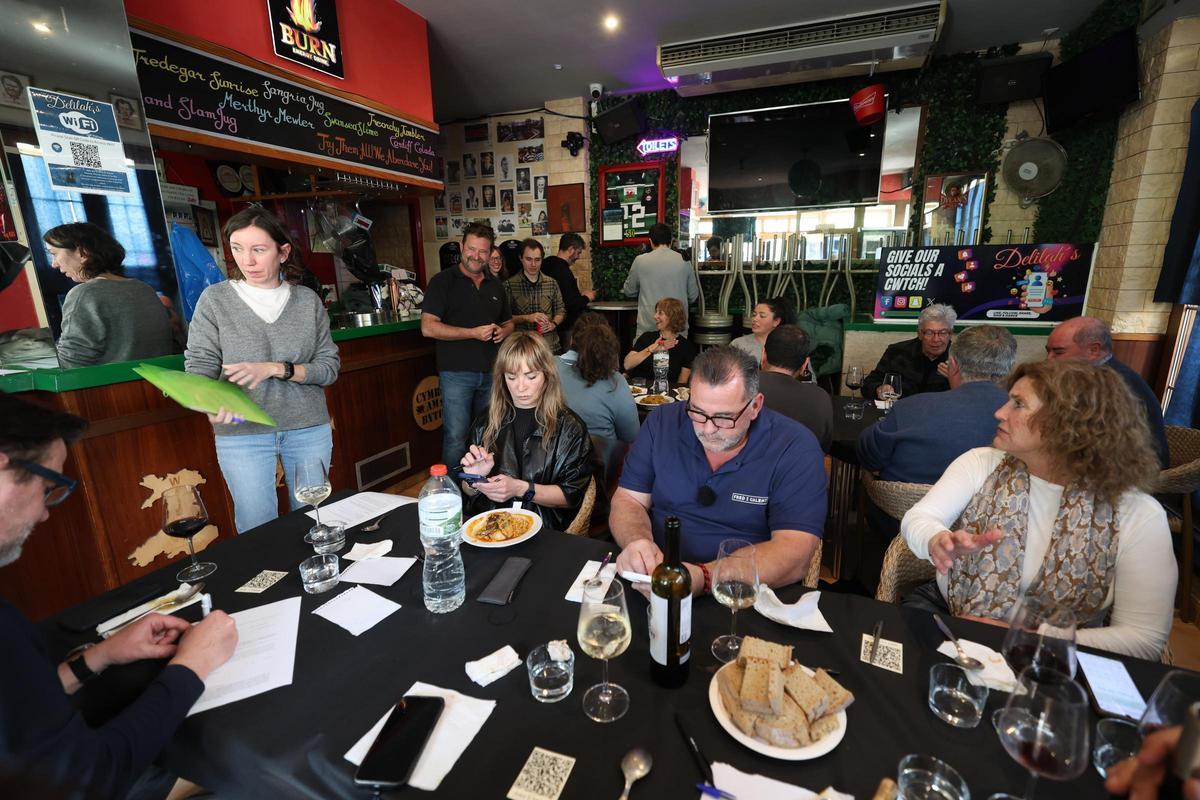 El jurado cata los 166 platos participantes.