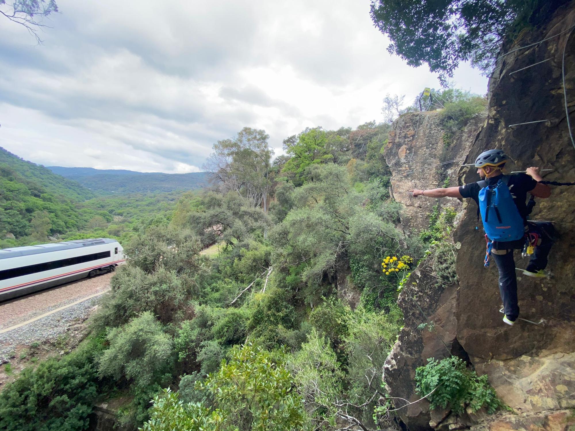 Las imágenes de la vía ferrata del sendero 'El Caimán' de Colmenar