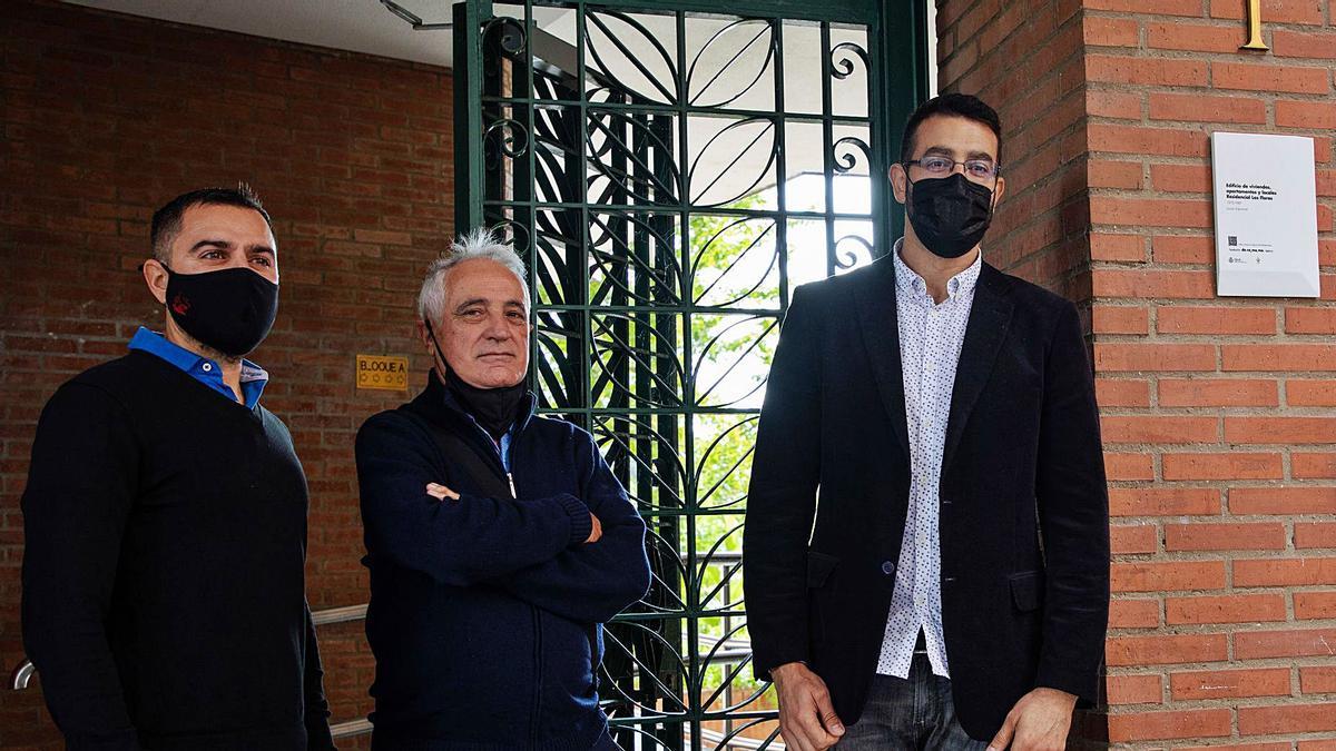 Esteban Granados, Antonio Gallego y Javier Ferrero, tras colocar la placa del Docomomo en el edificio de Las Flores.