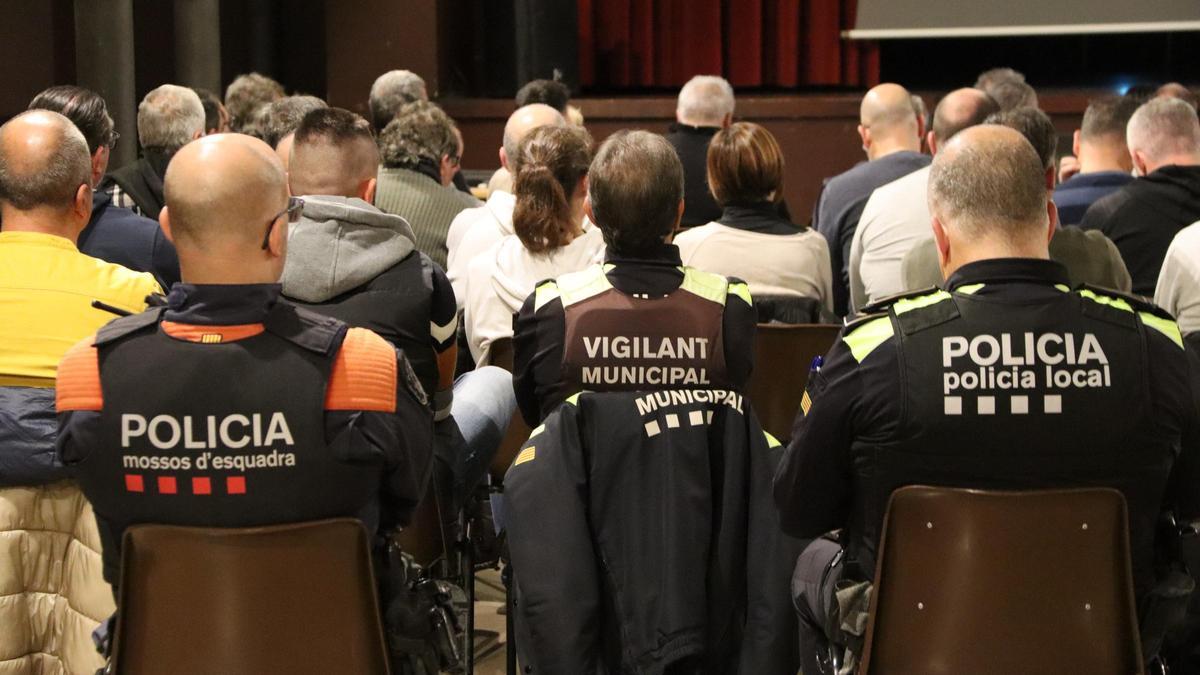 Agentes de diferentes cuerpos policiales durante la sexta jornada de mandos de policías locales, vigilantes municipales y Mossos d'Esquadra