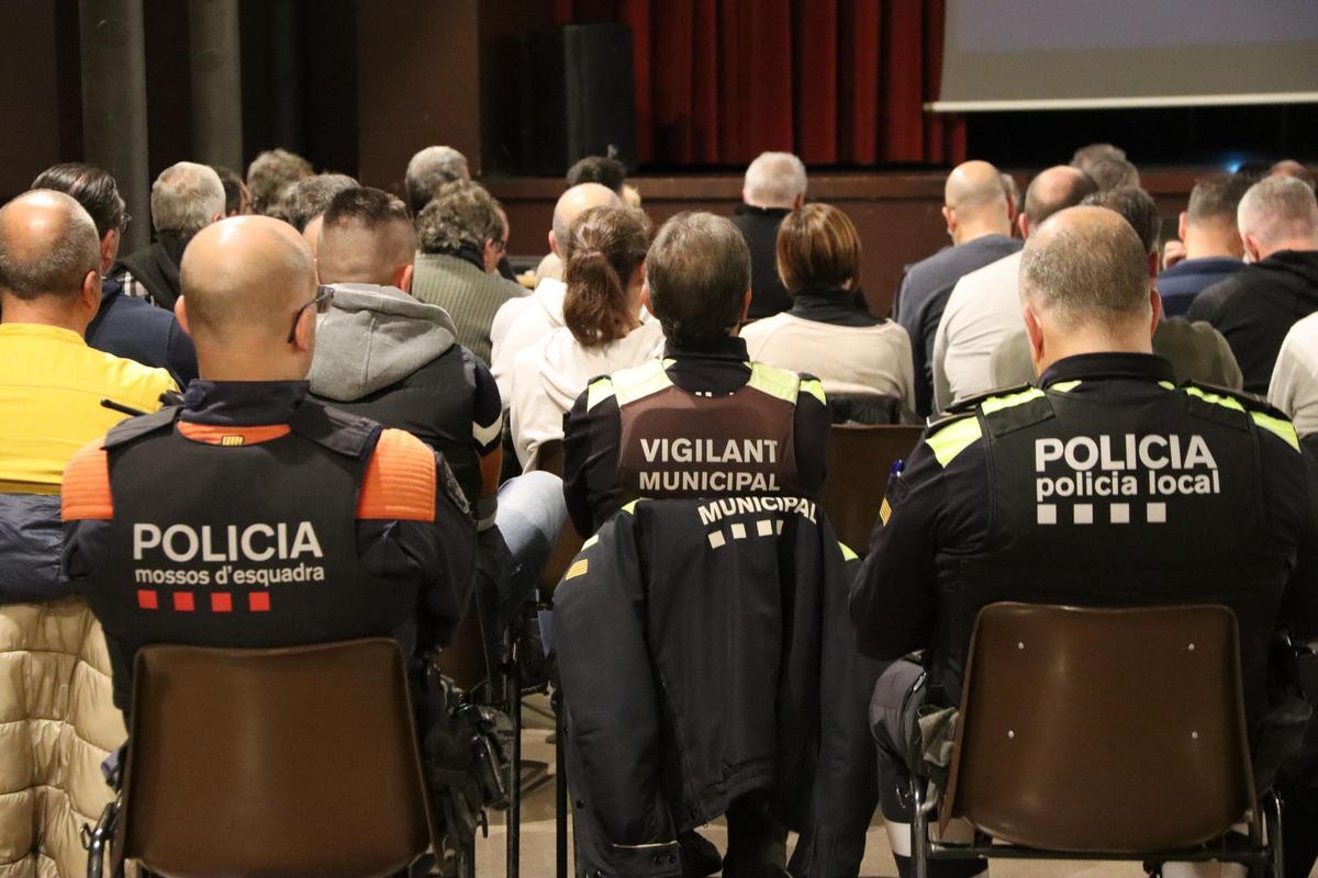 Interior i Barcelona impulsen un nou model de coordinació entre Mossos i Policies Locals aplicable a 200 municipis Interior i Barcelona impulsen un nou model de coordinació entre Mossos i Policies Locals aplicable a 200 municipis