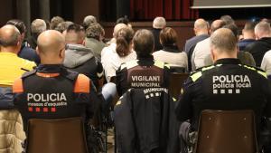 Agentes de diferentes cuerpos policiales durante la sexta jornada de mandos de policías locales, vigilantes municipales y Mossos dEsquadra