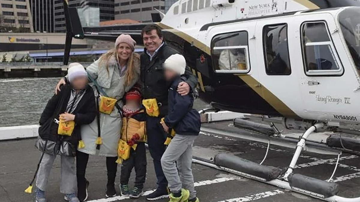 L'espanyol Agustín Escobar Cañadas, directiu de Siemens, la seva esposa, Mercè Camprubí Montal, també directiva en aquesta empresa, i els seus tres fills, són cinc de les sis víctimes mortals de l'accident d'helicòpter ocorregut aquest dijous en aigües del riu Hudson, a Nova York. En la imatge, la família es fotografia abans de pujar a l'helicòpter.