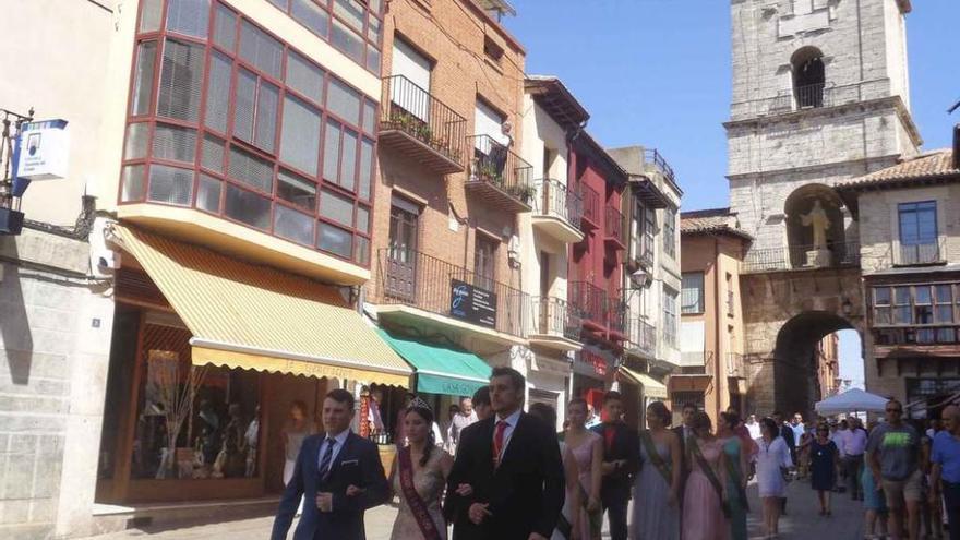 El desfile con la Torre del Reloj al fondo.