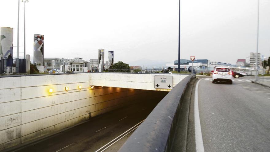 Herido al precipitarse a la calzada desde el túnel vigués de Beiramar