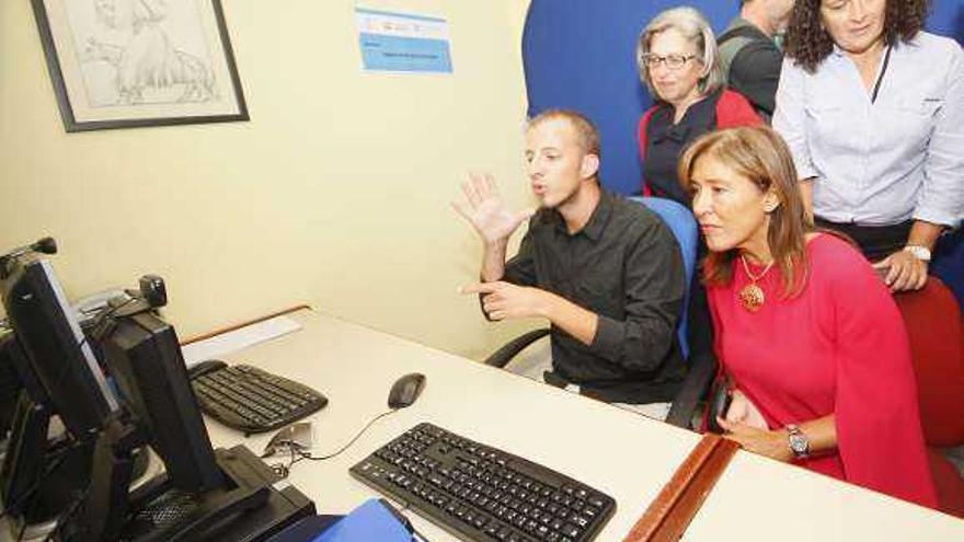 Mato observa una demostración del funcionamiento del sistema. / 13fotos