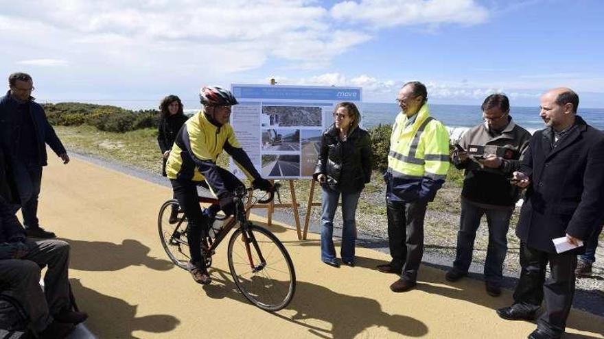 El carril bici entre Baiona y A Guarda mejora las medidas de seguridad vial  - Faro de Vigo