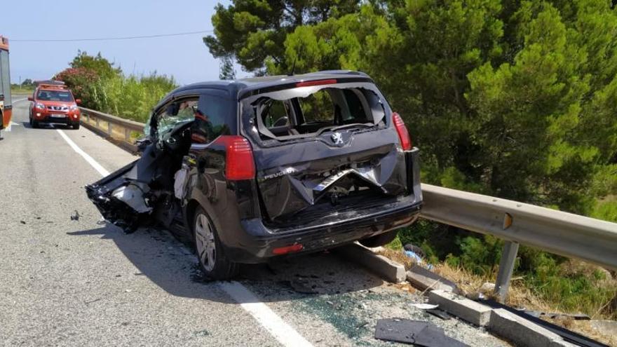 Se desmaya tras salir de diálisis y su coche choca con otros dos en Dénia