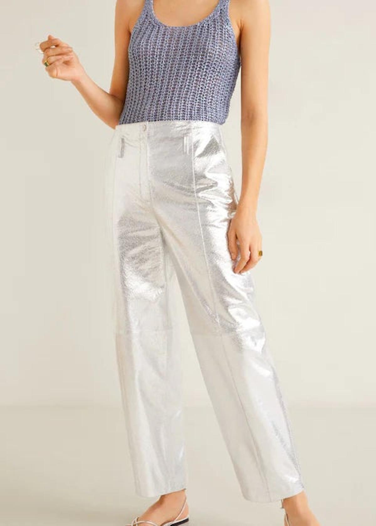 Modelo con pantalones metalizados de Mango