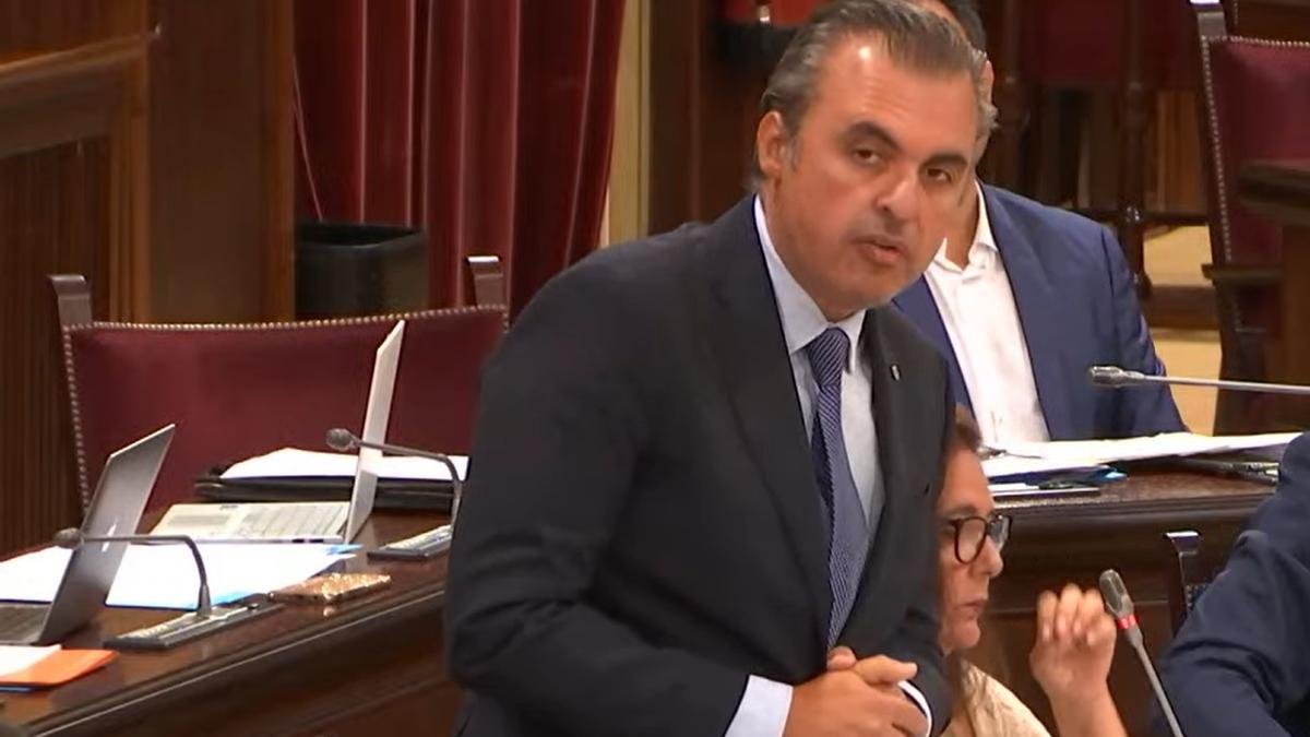 El conseller de Educación, Antoni Vera, esta mañana en el Parlament.