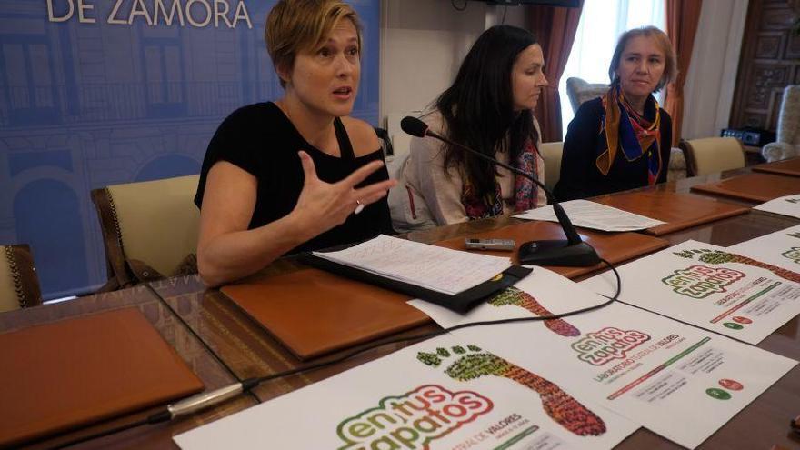 Representantes de la actividad y la concejalía, en el Ayuntamiento.