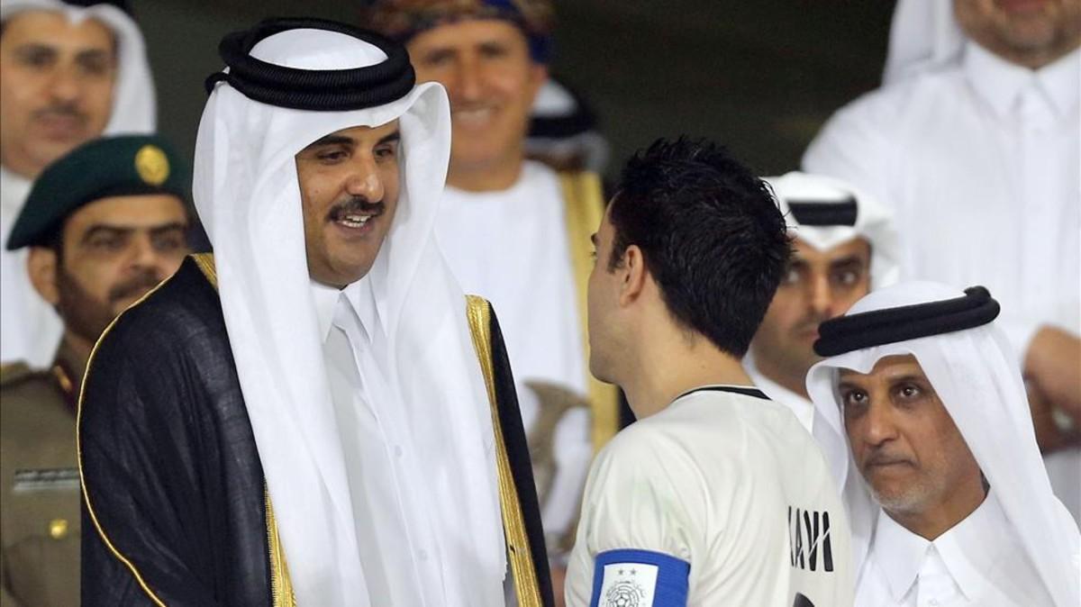 Tamim bin Hamad Al-Thani saluda a Xavi tras la última final de la Qatar Emir Cup Tamim bin Hamad Al-Thani saluda a Xavi tras la última final de la Qatar Emir Cup