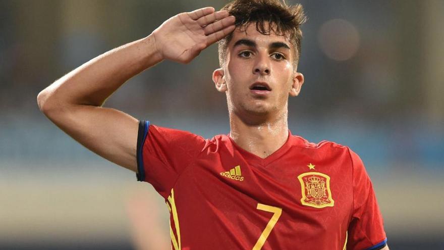 Ferran Torres celebra un gol con la selección