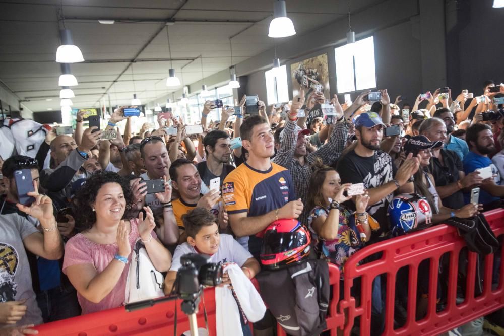 Decenas de aficionados de las motos pudieron conocer al piloto del equipo Repsol Honda en las instalaciones de Sport Pasión.