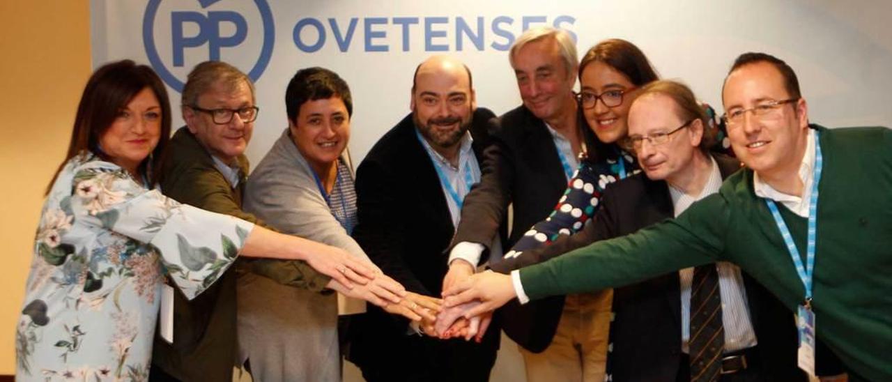 Por la izquierda, Belén Fernández, José Antonio Donate, Elena Fernández, Agustín Iglesias Caunedo, Marcelo González Meana, Covadonga Díaz Álvarez, Reinerio Álvarez Saavedra y Mario Arias, el sábado, en el congreso local del PP.