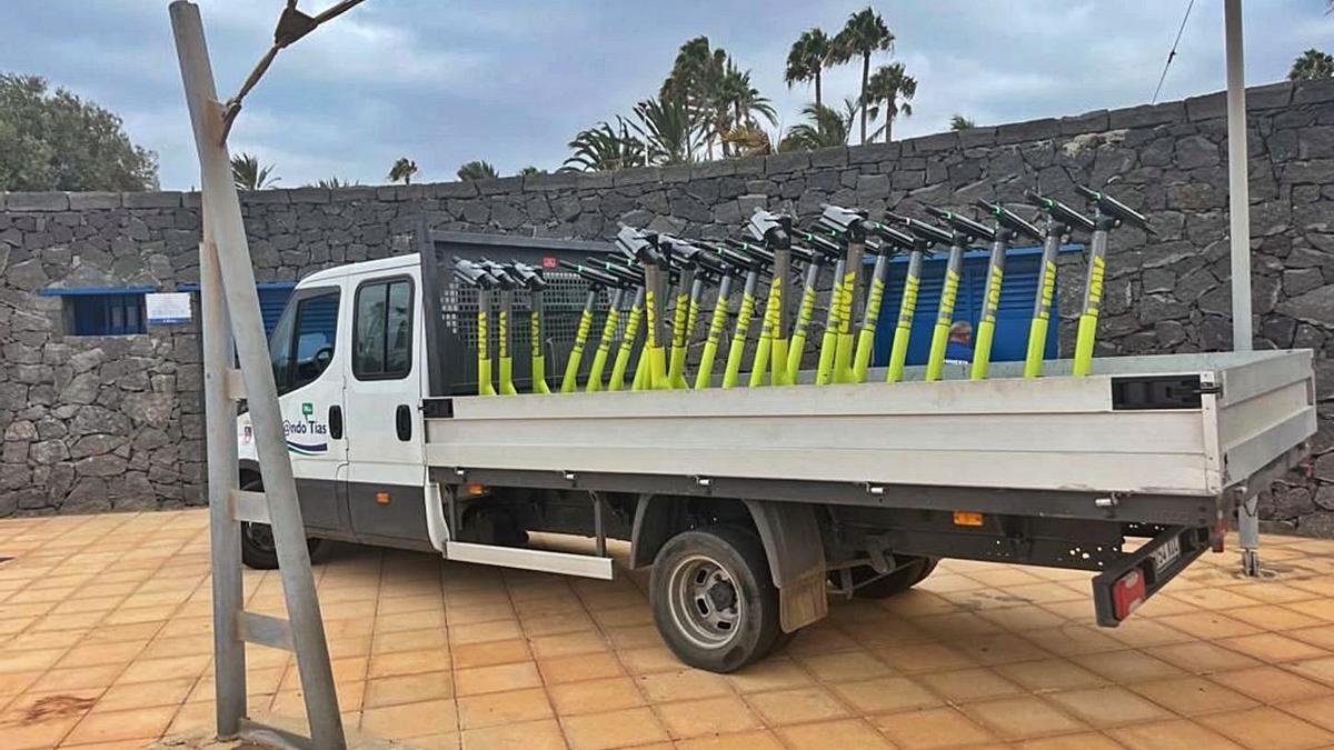 Vehículo municipal con las 24 patinetas eléctricas retiradas. | | AYUNTAMIENTO DE TÍAS