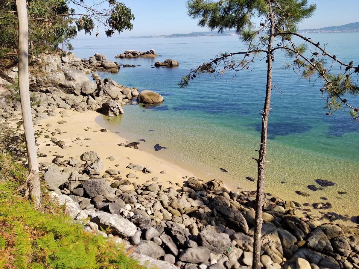 Una de las calas de la costa de Beluso que forman parte del trazado del Sendeiro do Litoral de Bueu.