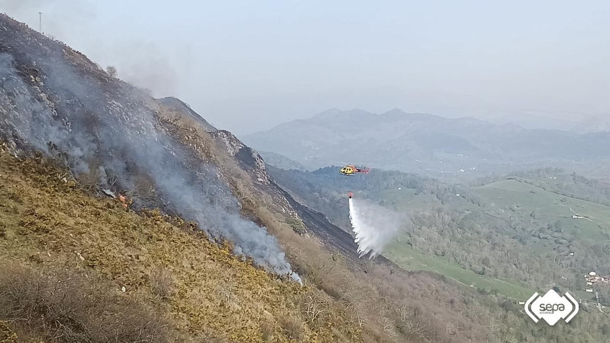 Asturias registra 19 incendios forestales, una docena de ellos aún activos