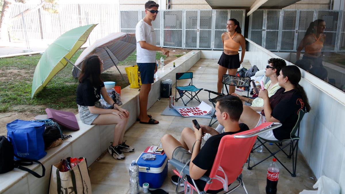 Diversos joves acampen aquesta setmana a les proximitats del Palau Sant Jordi per assistir al concert de la Rosalía