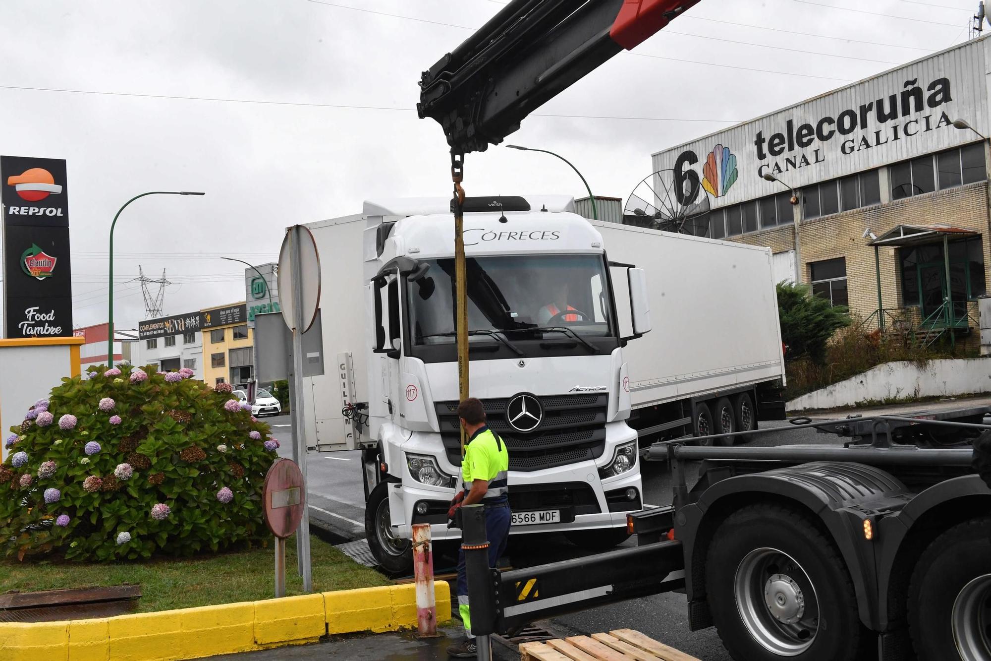 Un tráiler queda atascado en Pocomaco e interrumpe el tráfico en los accesos al polígono