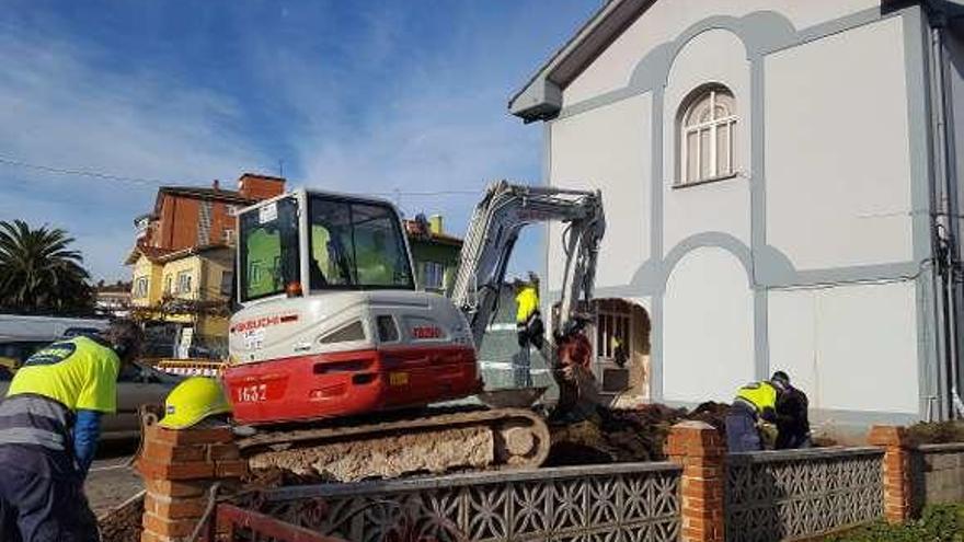 Obras ayer en el exterior del centro social de Los Campos.