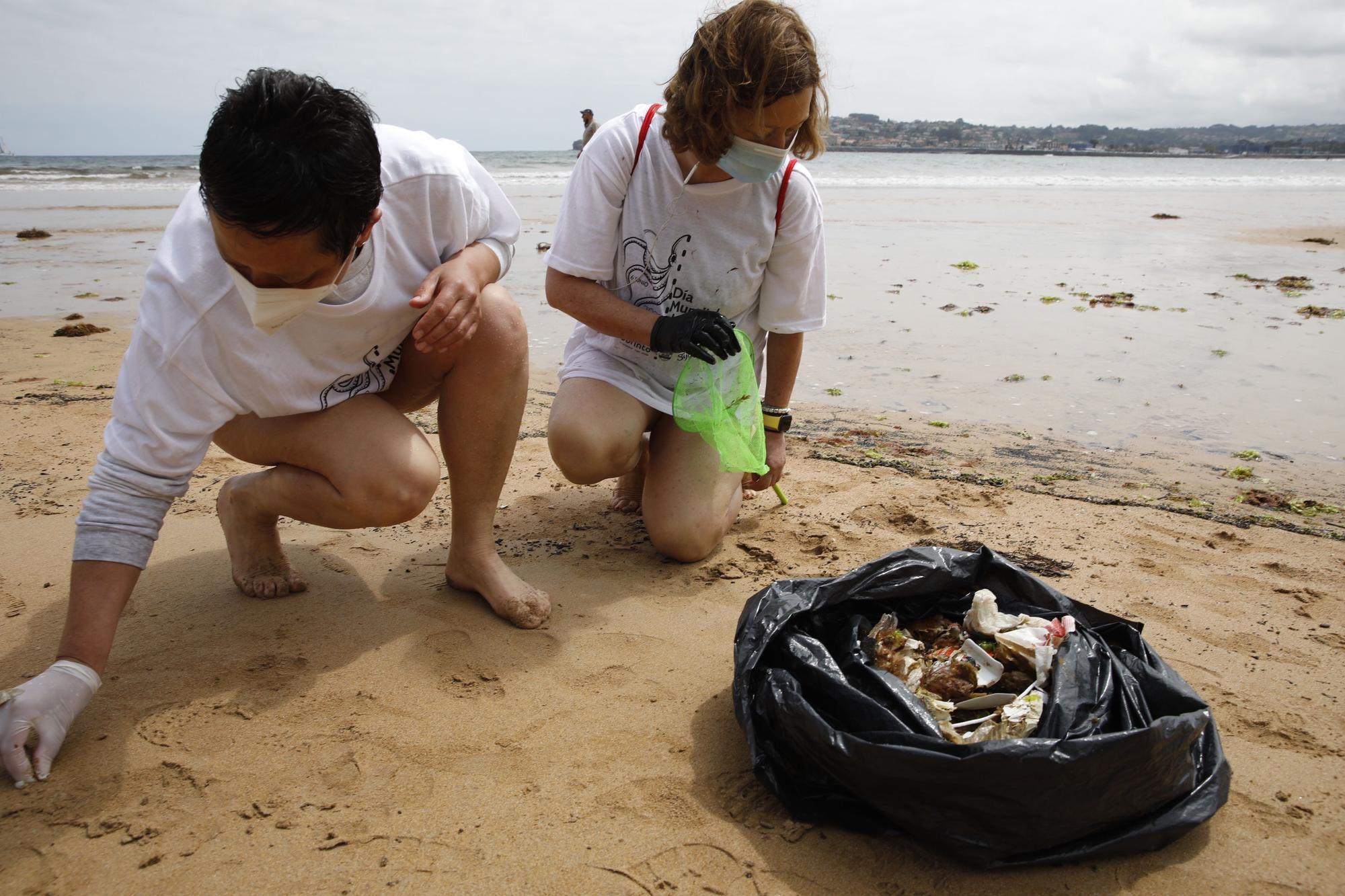 Recogida de plásticos en la playa de San Lorenzo