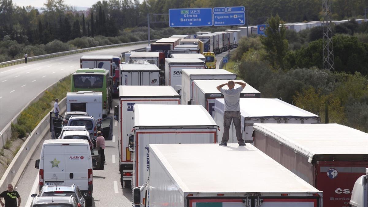 La autopista AP-7 a la altura de Figueres, cortada.