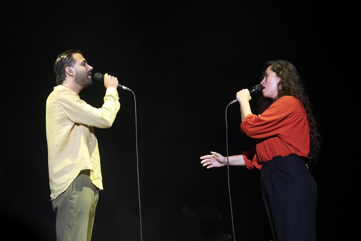 La cantant palafrugellenca i l’artista portuguès durant el concert.