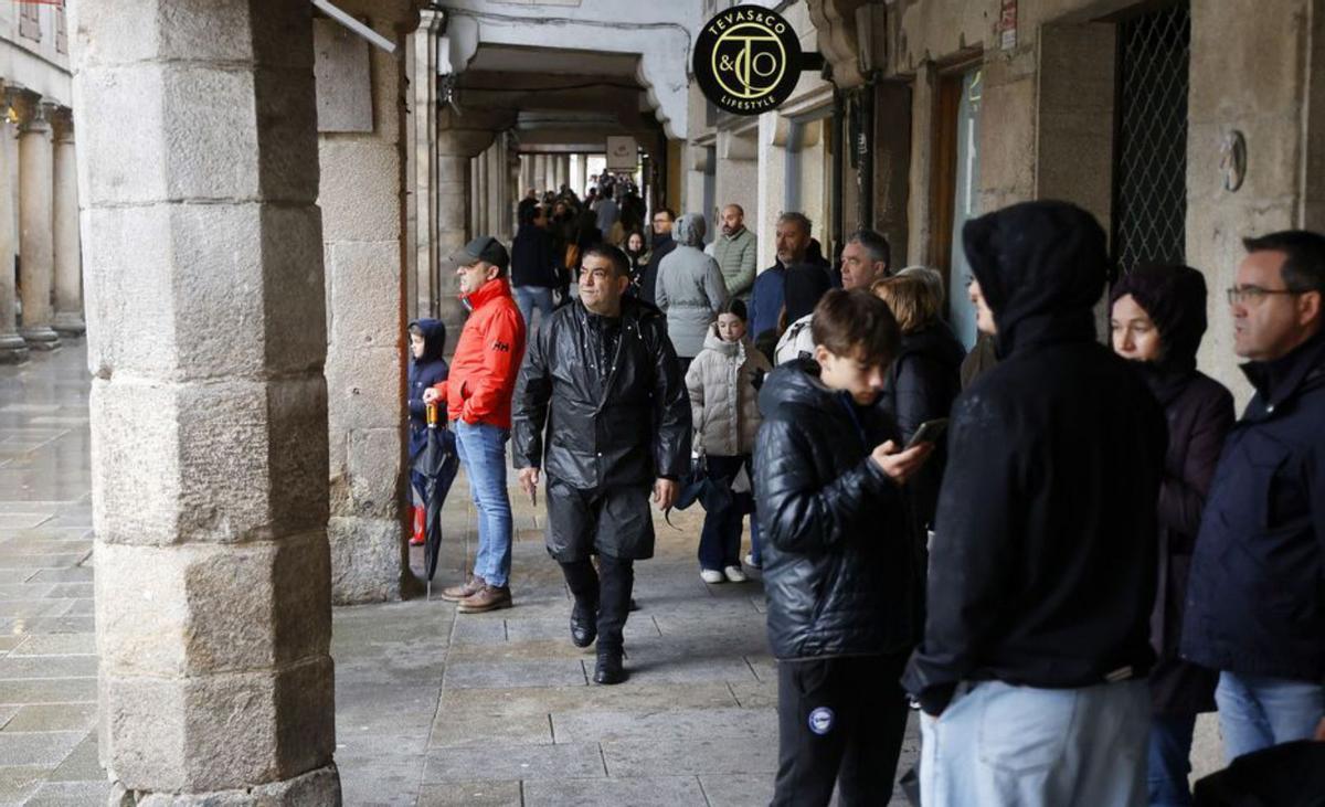 Peregrinos eligen litera en el albergue público. | Gustavo Santos
