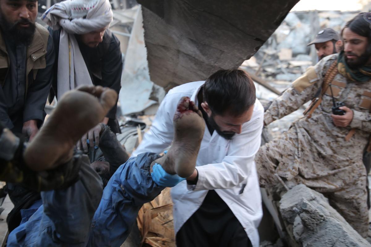 Las víctimas de los presuntos ataques aéreos pakistaníes en Kabul son evacuadas.
