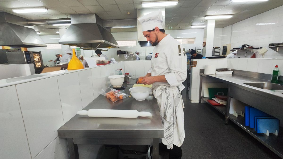 Ignacio García Gómez, durante el cocinado. | A. Velasco