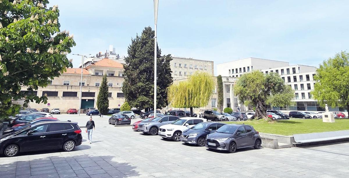 Praza da Estrela, a rebosar de vehículos ayer por la mañana.