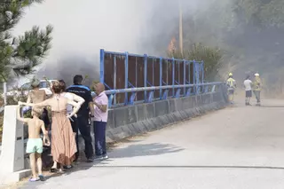 Un incendio forestal afecta al Camino en la entrada de Santiago a la altura de A Rocha Nova