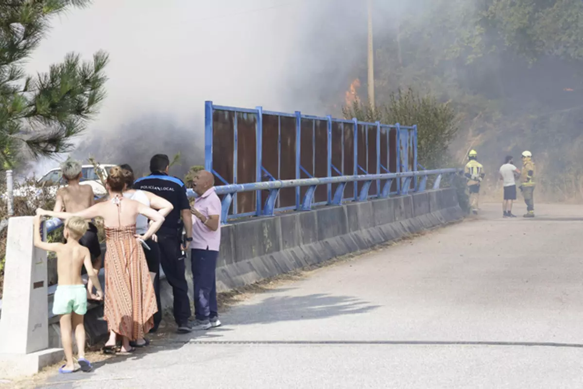 Incendio forestal en la entrada del Camino de Santiago a la altura de A Rocha Nova