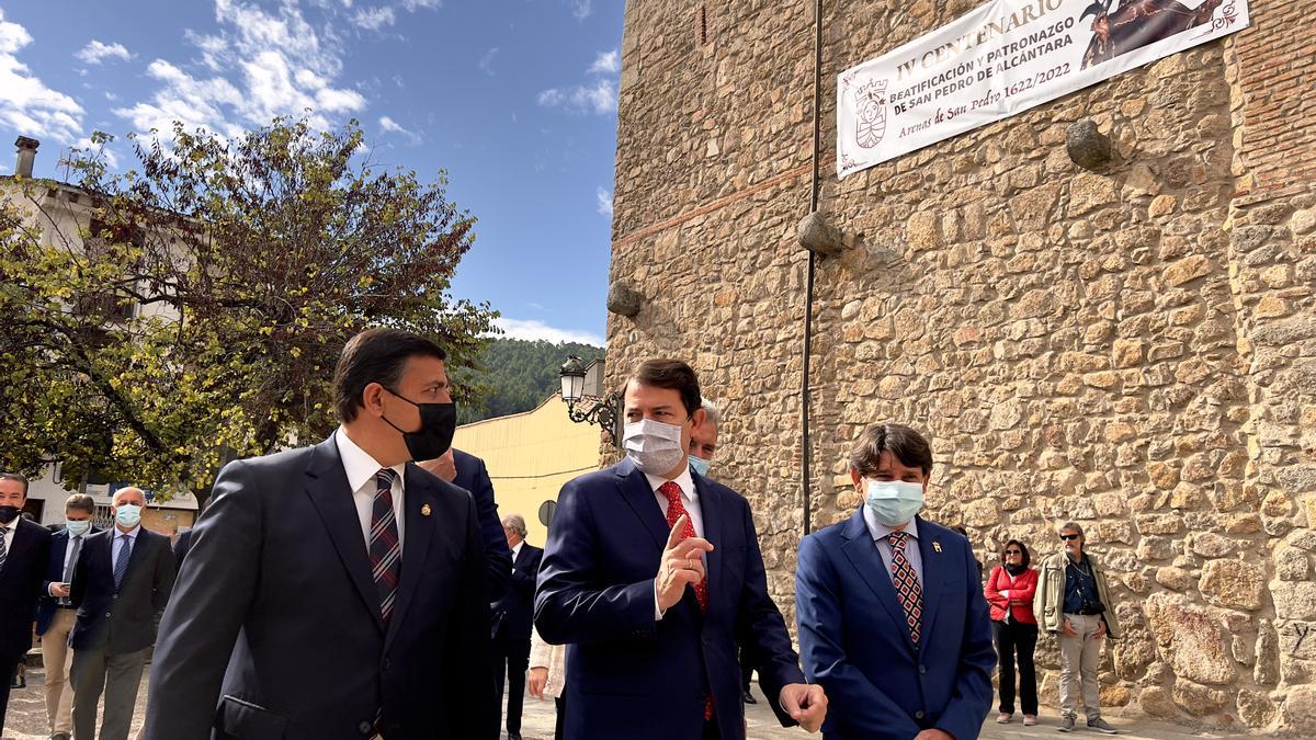 Fernández Mañueco durante su visita a la localidad abulense.