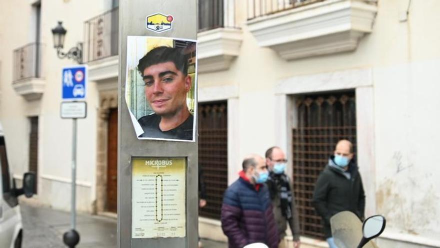 Uno de los carteles con la foto de Pablo Sierra colgado en el centro de Badajoz.