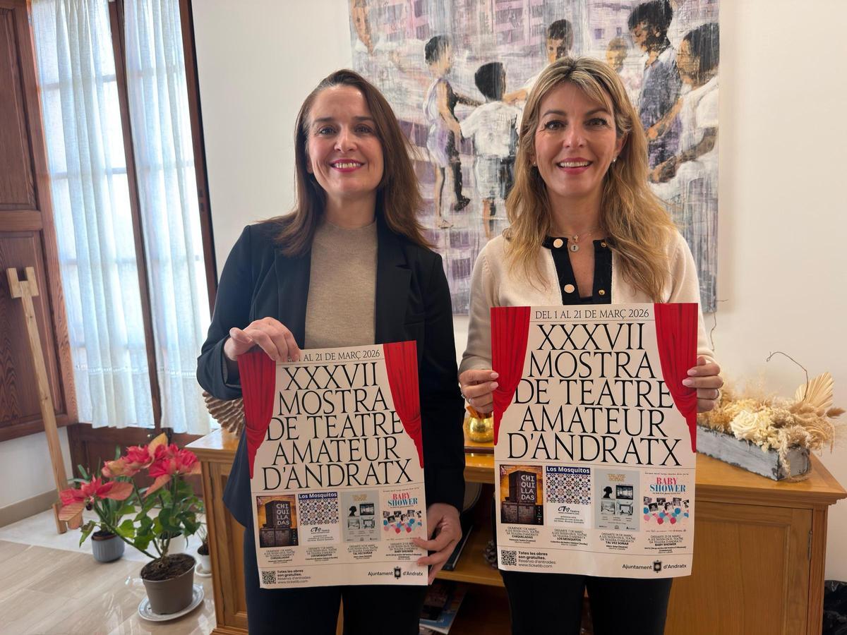 La regidora de Cultura de Andratx, Mady Juan;  y la alcaldesa, Estefanía Gonzalvo, con el cartel de la Mostra.