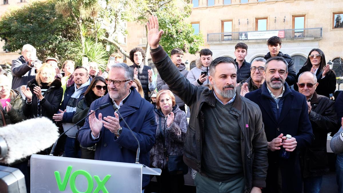 El presidente de Vox, Santiago Abascal, ofrece un mitin en la plaza de los Bandos de Salamanca.