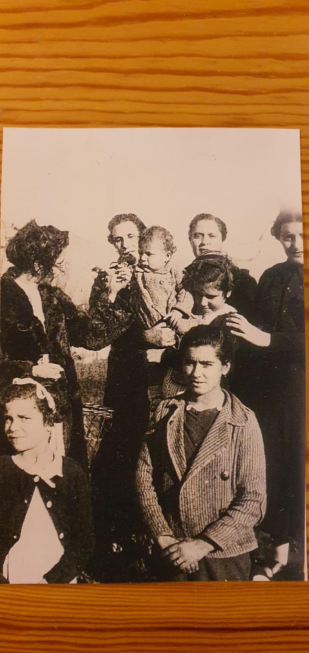 Sari amb la família del senyor Viñas. En aquesta imatge, de Herrán tenia 13 anys.