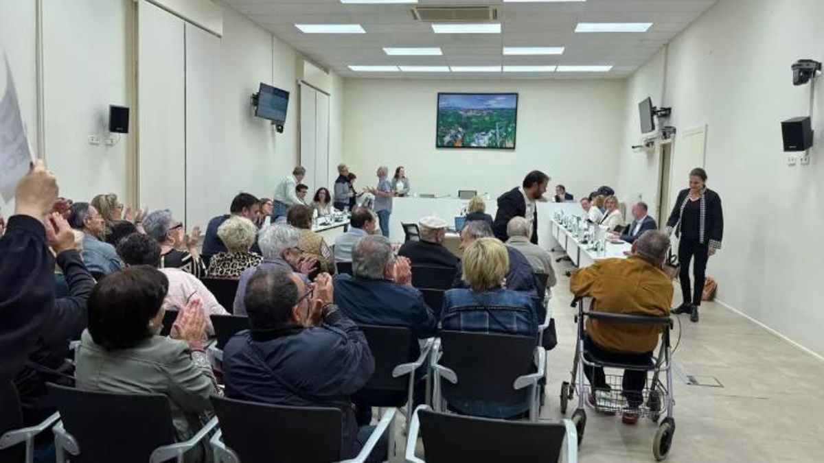 El públic aplaudint Àngela Domènech al plenari.