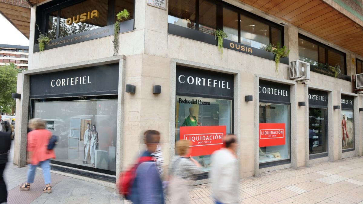 La tienda de Cortefiel en el centro de Alicante, con los carteles anunciando su cierre.