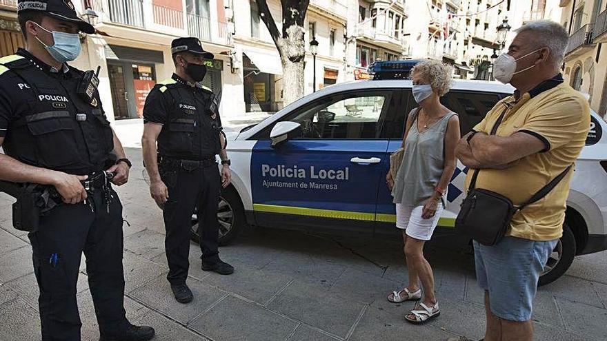 La Policia Local de Manresa informant dos ciutadans sobre l&#039;ús obligatori de les mascaretes